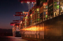 Φορτηγό πλοίο με κοντέινερ σε λιμάνι