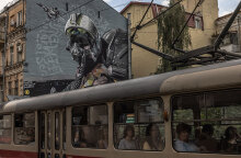 Συρμός του τραμ με φόντο το mural «Φάντασμα του Κιέβου»