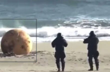 Η μεταλλική μπάλα σε παραλία στην Ιαπωνία