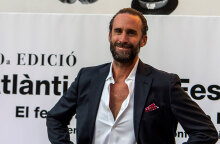 O Τζόζεφ Φάινς ανεβαίνει στο θεατρικό σανίδι