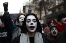 Στιγμιότυπο από τη διαμαρτυρία καλλιτεχνών στο κέντρο της Αθήνας