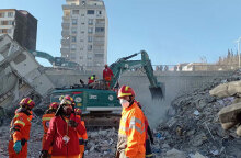 Εθελοντές διασώστες στα χαλάσματα