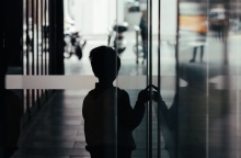 Παιδί σε σκοτεινό διάδρομο φαίνεται να φοβάται να βγει στο φως - Εικόνα που παραπέμπει σε κακοποίηση και bullying