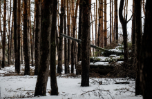 H ουκρανική 95η Αερομεταφερόμενη Ταξιαρχία αναπτύσσεται σε θέση αναμονής, κρυμμένη σε ένα χιονισμένο δάσος στο Ντόνετσκ του Ντονμπάς @Scott Peterson/Getty Images