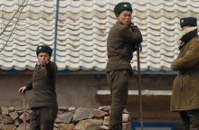 Στρατιώτες στη Βόρεια Κορέα στα σύνορα με την Κίνα