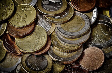 Δεν φθάνουν τα χρήματα για να βγει ο μήνας για ένα στα δύο νοικοκυριά στην Ελλάδα