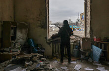 Ουκρανός στρατιώτης μέσα σε βομβαρδισμένο κτίριο στο Χάρκοβο