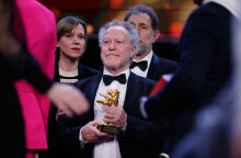 Ο σκηνοθέτης Νικολά Φιλιμπέρ  στη Berlinale 2023 με τη Χρυσή Άρκτο για το ντοκιμαντέρ του «On the Adamant»