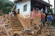 Σπίτια στη Βραζιλία μέσα στις λάσπες και τα χώματα μετά τις κατολισθήσεις