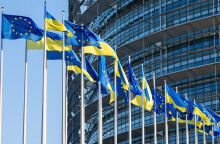 Σημαίες της Ουκρανίας και της Ευρωπαϊκής Ένωσης κυματίζουν στις Βρυξέλλες