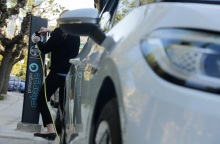 Παρατείνεται για έναν επιπλέον χρόνο η δωρεάν φόρτιση των ηλεκτρικών/υβριδικών οχημάτων σε 25 σταθμούς μέσα στην πόλη