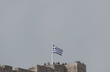 Η σημαία στην Ακρόπολη κυματίζει μεσίστια μετά τη φονική σύγκρουση τρένων στα Τέμπη