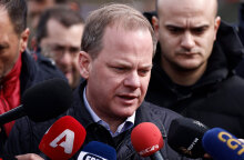 Ο Κώστας Καραμανλής στον τόπο της σιδηροδρομικής τραγωδίας στα Τέμπη