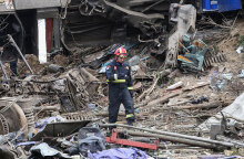 Πυροσβέστης ανάμεσα στα συντρίμμια μετά τη φονική σύγκρουση τρένων στα Τέμπη