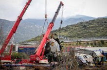 Γερανοί απομακρύνουν τα κατεστραμμένα βαγόνια μετά τη σύγκρουση τρένων στα Τέμπη