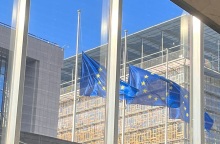 Τέμπη - Σύγκρουση τρένων: Μεσίστιες οι σημαίες στα κτίρια της Κομισιόν