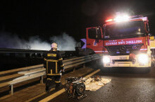 Πυροσβέστης στο σημείο που συγκρούστηκαν τα τρένα στα Τέμπη