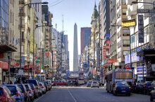 Δρόμος στο Μπουένος Άιρες με φόντο τον χαρακτηριστικό οβελίσκο