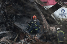 Διασώστες επιχειρούν στον τόπο του δυστυχήματος στα Τέμπη