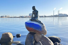 Η Μικρή Γοργόνα στην Κοπεγχάγη με τη ρωσική σημαία ζωγραφισμένη στην πέτρινη βάση της