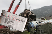 Γερανός απομακρύνει κομμάτι από διαλυμένο βαγόνι στα Τέμπη μετά τη φονική σύγκρουση τρένων
