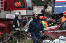 Πυροσβέστης στα Τέμπη με φόντο τα συντρίμμια μετά τη σύγκρουση τρένων