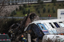Διασώστες επιχειρούν στον τόπο του δυστυχήματος στα Τέμπη