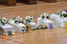 Παιχνίδια δίπλα σε λευκά φέρετρα με τις σορούς των παιδιών από το πολύνεκρο ναυάγιο στην Ιταλία