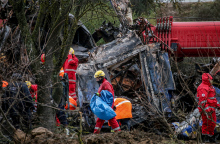 Διασώστες επιχειρούν στον τόπο του δυστυχήματος στα Τέμπη