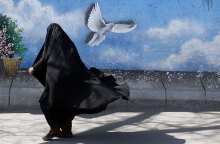 Γυναίκα με μπούρκα στην Τεχεράνη