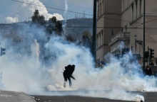 Τέμπη: Επεισόδια στο Σύνταγμα στο συλλαλητήριο