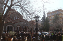 Θρήνος στην κηδεία του 54χρονου αστυνομικού και του 15χρονου γιου του