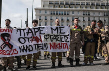 Συγκέντρωση διαμαρτυρίας εποχικών πυροσβεστών στο Σύνταγμα