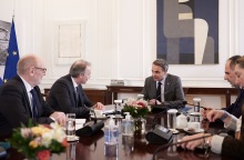 Τέμπη - Συνάντηση Μητσοτάκη με την αποστολή της Κομισιόν: Η αναβάθμιση των σιδηροδρόμων το θέμα συζήτησης