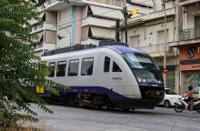 Συρμός του Προαστιακού περνά μέσα από συνοικία στην Αθήνα