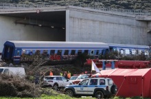 Στιγμιότυπο από το πολύνεκρο σιδηροδρομικό δυστύχημα στα Τέμπη