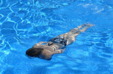 Γυναίκα σε πισίνα