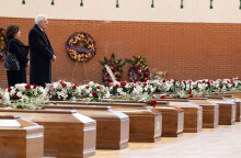 Ο πρόεδρος της Ιταλικής Δημοκρατίας Σέρτζιο Ματαρέλα μπροστά στα φέρετρα με τις σορούς μεταναστών στην Καλαβρία