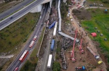 Τέμπη: Εικόνες καταστροφής από τα συντρίμμια των αμαξοστοιχιών