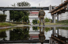 Περιπολία Ρώσου στρατιώτη στις εγκαταστάσεις του πυρηνικού σταθμού της Ζαπορίζια
