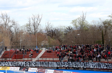 Οι φίλαθλοι της ΑΕΛ ανέβασαν δύο πανό για το δυστύχημα στα Τέμπη