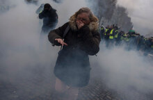 Γυναίκα σε διαδήλωση στο Παρίσι δυσκολεύεται να αναπνεύσει από τα δακρυγόνα