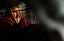 Η 72χρονη Βαλεντίνα, κάτοικος του Μπαχμούτ στην Ανατολική Ουκρανία, απομακρύνεται από την πόλη, όπου μαίνονται οι μάχες με τη Ρωσία