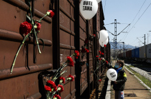 Ένα παιδί αφήνει ένα λουλούδι στο βαγόνι τρένου που μετέφερε χιλιάδες Έλληνες Εβραίους σε ναζιστικά στρατόπεδα συγκέντρωσης