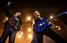 Joe Elliot και Phil Collen των Def Leppard επί σκηνής