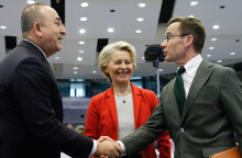 Ο Μεβλούτ Τσαβούσογλου με τον πρωθυπουργό της Σουηδίας