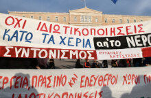 Παράσταση διαμαρτυρίας στη Βουλή για το νομοσχέδιο για το νερό