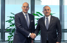 Σε θερμό κλίμα η συνάντηση Δένδια - Τσαβούσογλου στις Βρυξέλλες