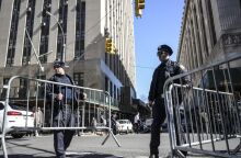 ΗΠΑ: Ο Ντόναλντ Τραμπ με χειροπέδες ή ένας ακόμη από τους οικείους "θορύβους" που συνοδεύουν τον πρώην πρόεδρο;	