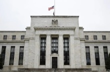 Οι ΗΠΑ αυξάνουν τα επιτόκια παρά την τραπεζική αναταραχή